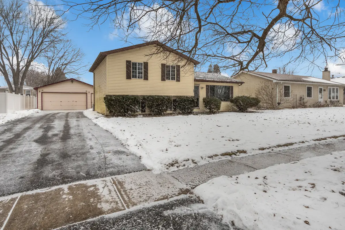 809 Thompson Avenue, Winthrop Harbor, IL 60096 - #1