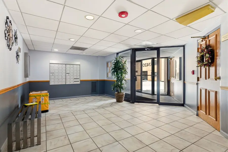 7420 W Lawrence Avenue #212, Harwood Heights, IL 60706 - #3