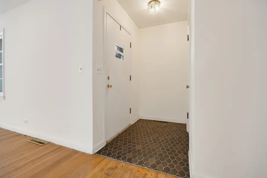 851 N Grove Avenue, Elgin, IL 60120 - Image #3