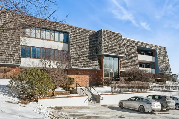 150 Red Top Drive #103, Libertyville, IL 60048