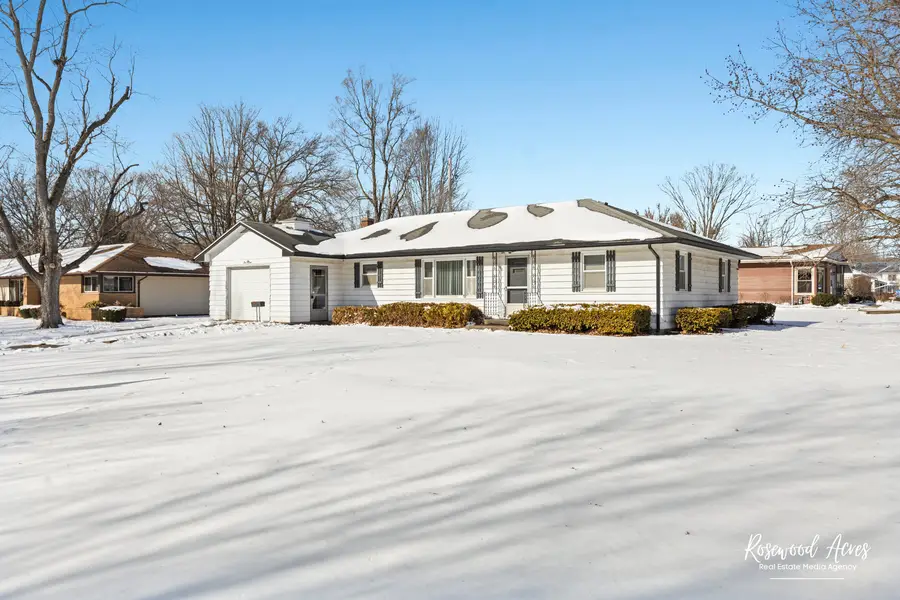 160 E Pendexter Avenue, Watseka, IL 60970 - #3