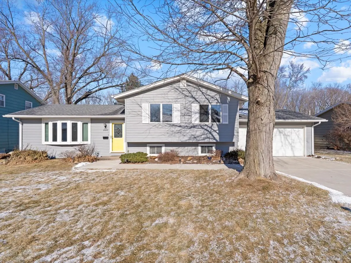 2624 E George Washington Boulevard, Davenport, IA 52803 - #1