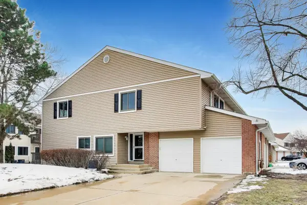 1096 Pine Tree Circle N, Buffalo Grove, IL 60089