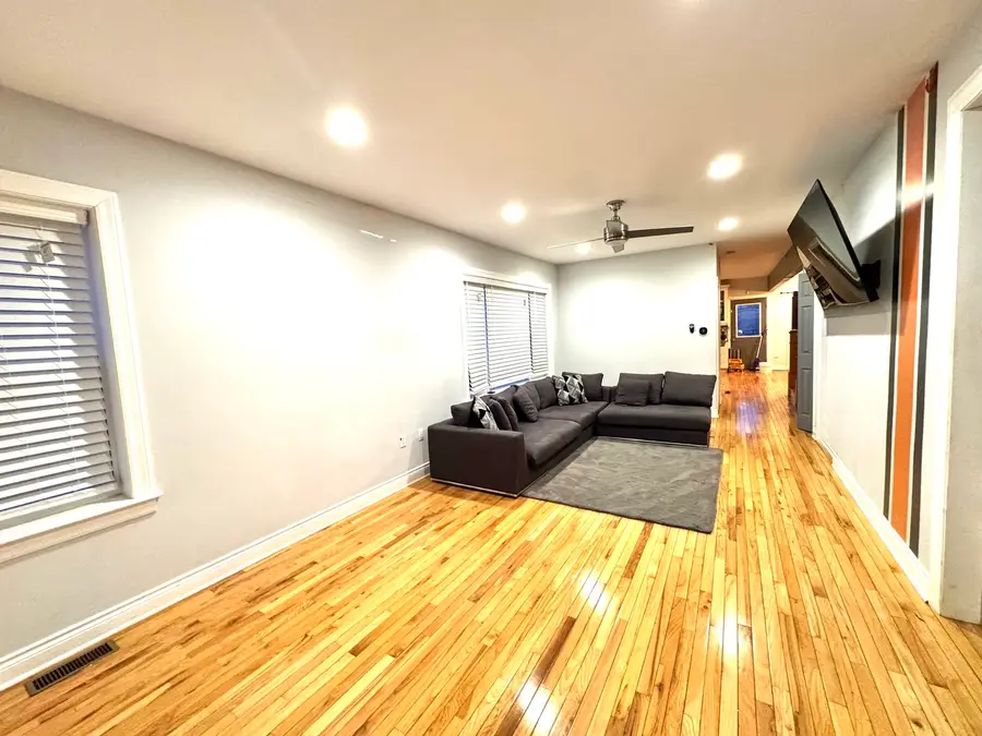 8544 S Essex Avenue, Chicago, IL 60617 - Image #2