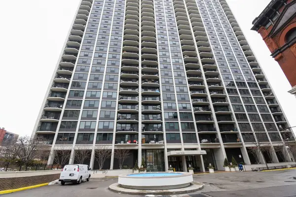 1560 N Sandburg Terrace #802J, Chicago, IL 60610