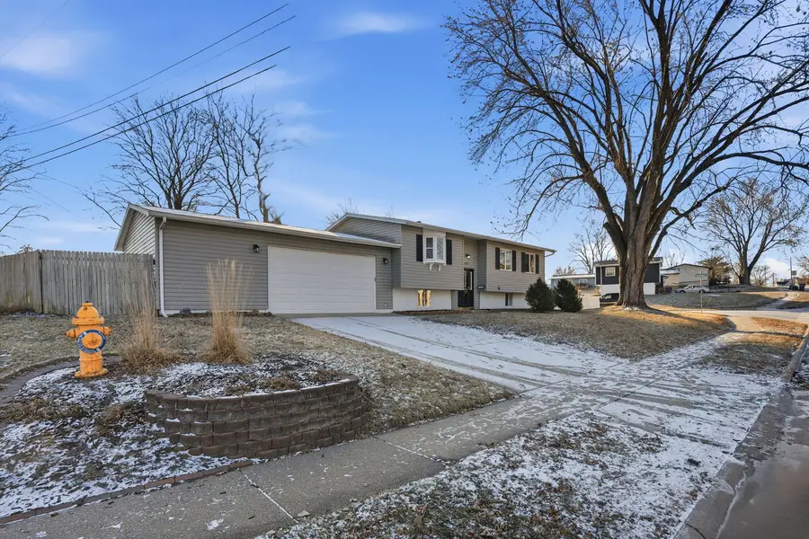 4153 Greenbrier Drive, Bettendorf, IA 52722 - Image #2