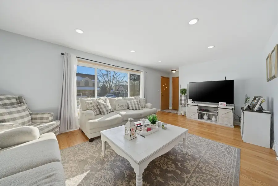 8930 Mcvicker Avenue, Oak Lawn, IL 60453 - Image #2