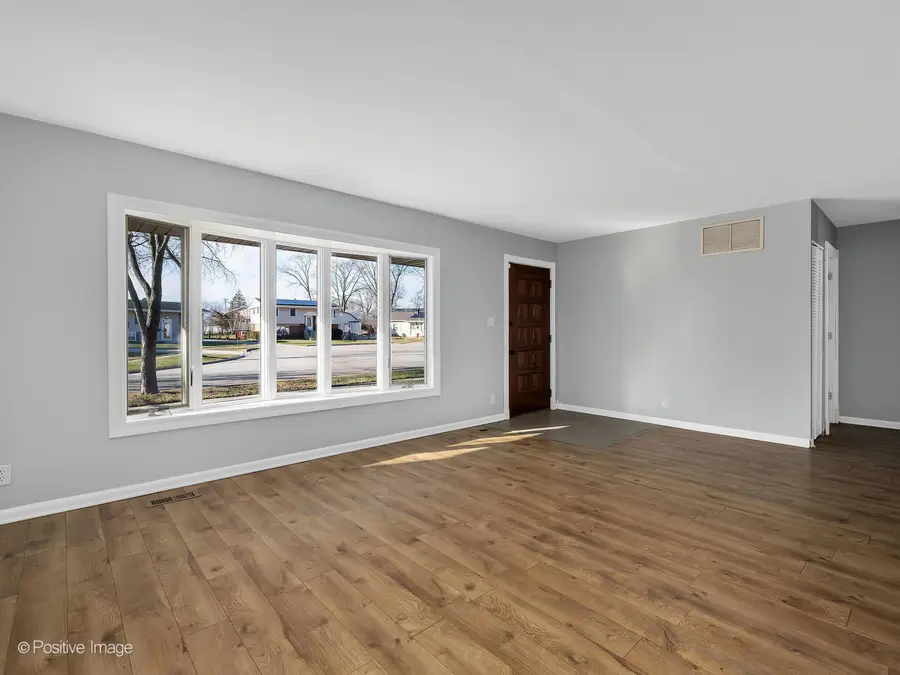 27 Hawthorne Lane, Streamwood, IL 60107 - Image #2