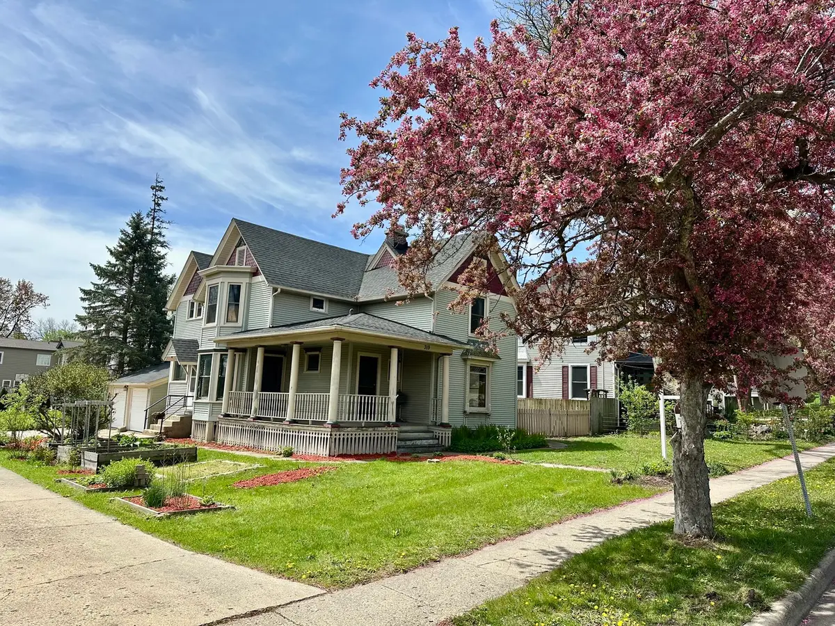 319 W South Street, Woodstock, IL 60098 - #1