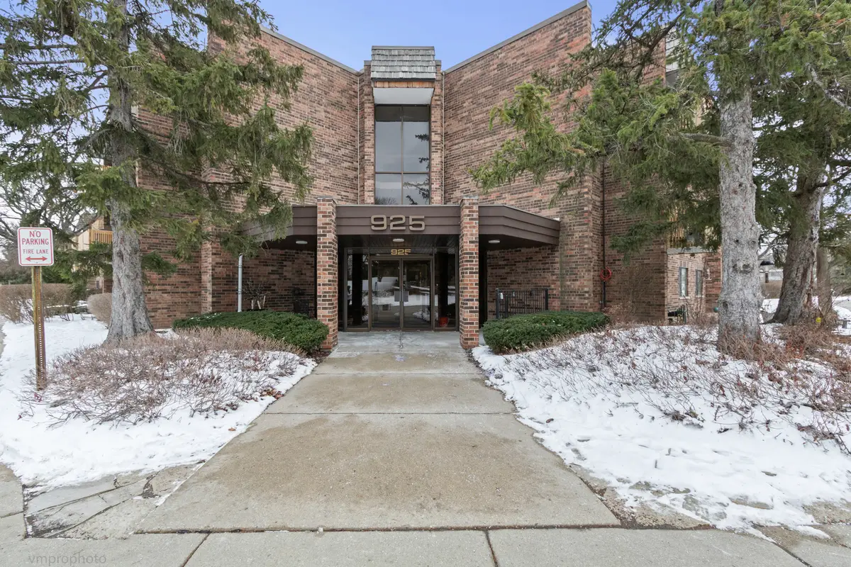 925 Spring Hill Drive #101, Northbrook, IL 60062 - #1