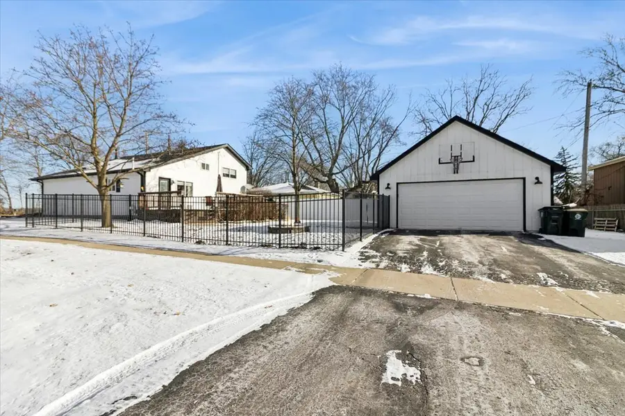 27W585 Galusha Avenue, Warrenville, IL 60555 - Image #2