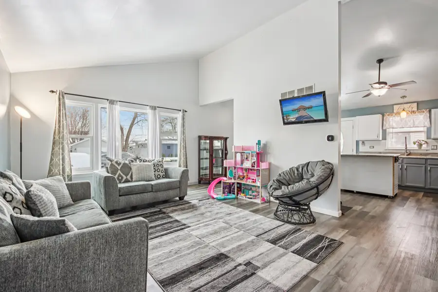 410 W Riverside Drive, Lakemoor, IL 60051 - #3