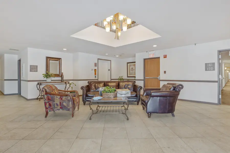 815 Leicester Road #211, Elk Grove Village, IL 60007 - #3