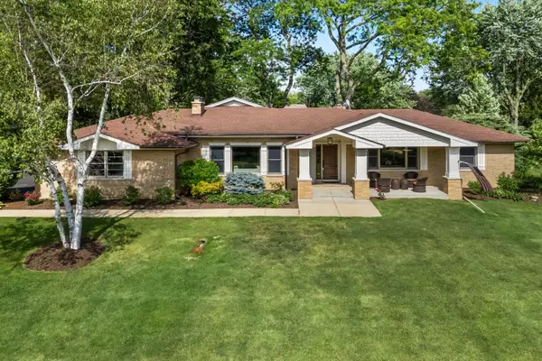 1043 Blackburn Drive, Inverness, IL 60067