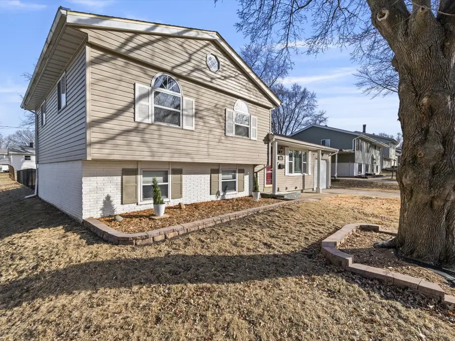 2415 N Hazelwood Avenue, Davenport, IA 52804 - #2