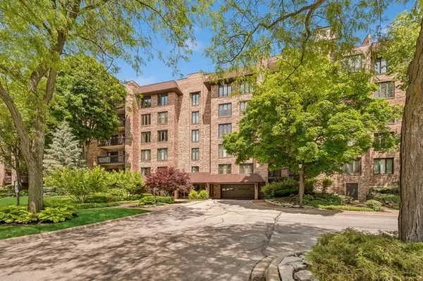 3810 Mission Hills Road #107, Northbrook, IL 60062