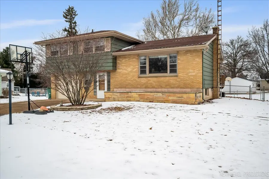 921 Birchwood Drive, Sycamore, IL 60178 - Image #2