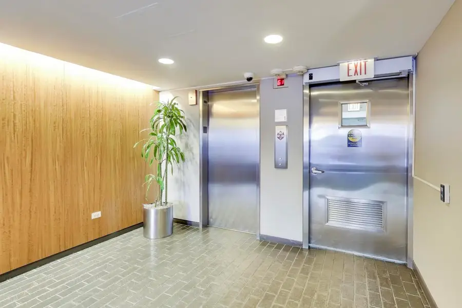 1555 N Sandburg Terrace #406, Chicago, IL 60610 - Image #2