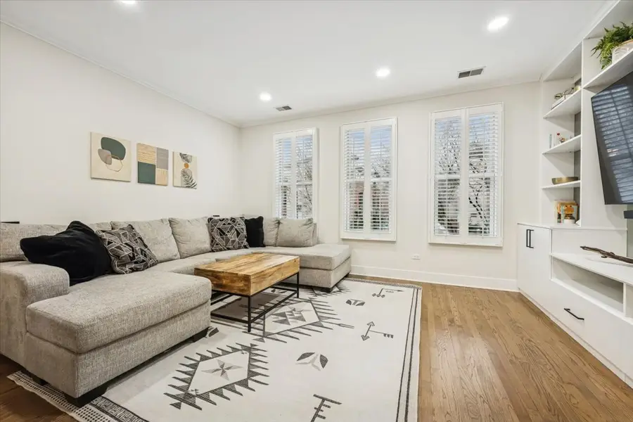 638 W Oak Street, Chicago, IL 60610 - Image #3