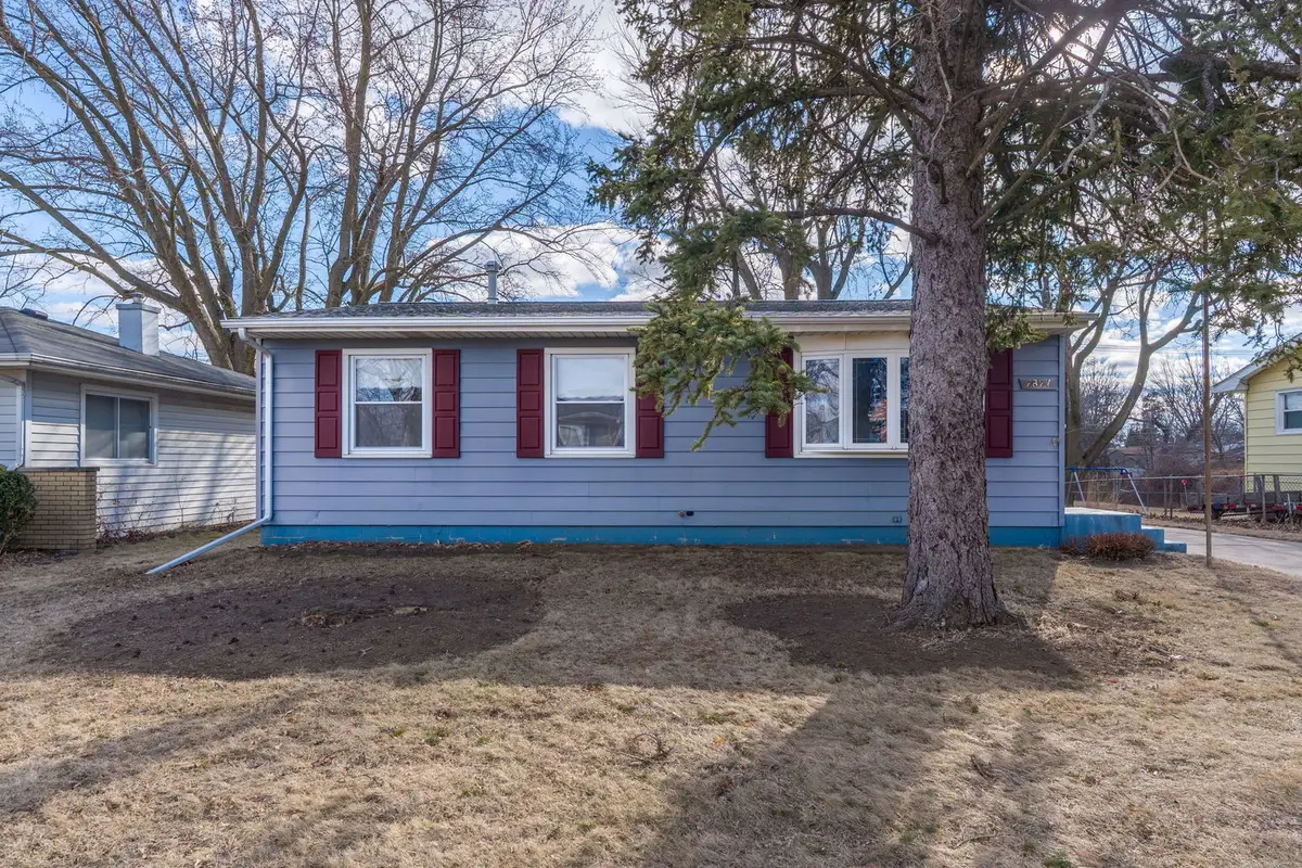 2827 W 13th Street, Davenport, IA 52804 - #1