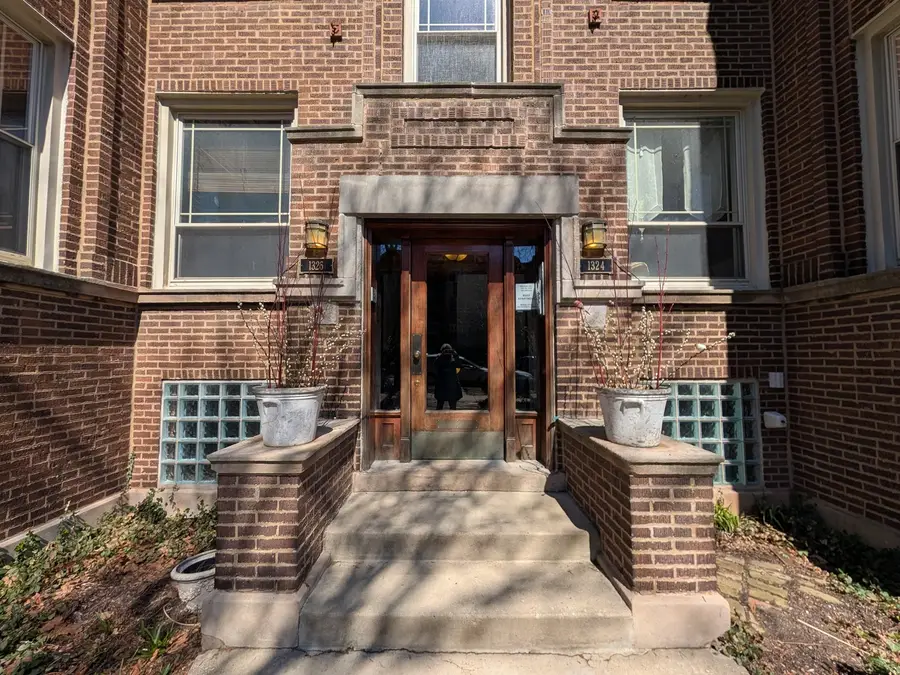 1326 W Albion Avenue #1, Chicago, IL 60626 - #2