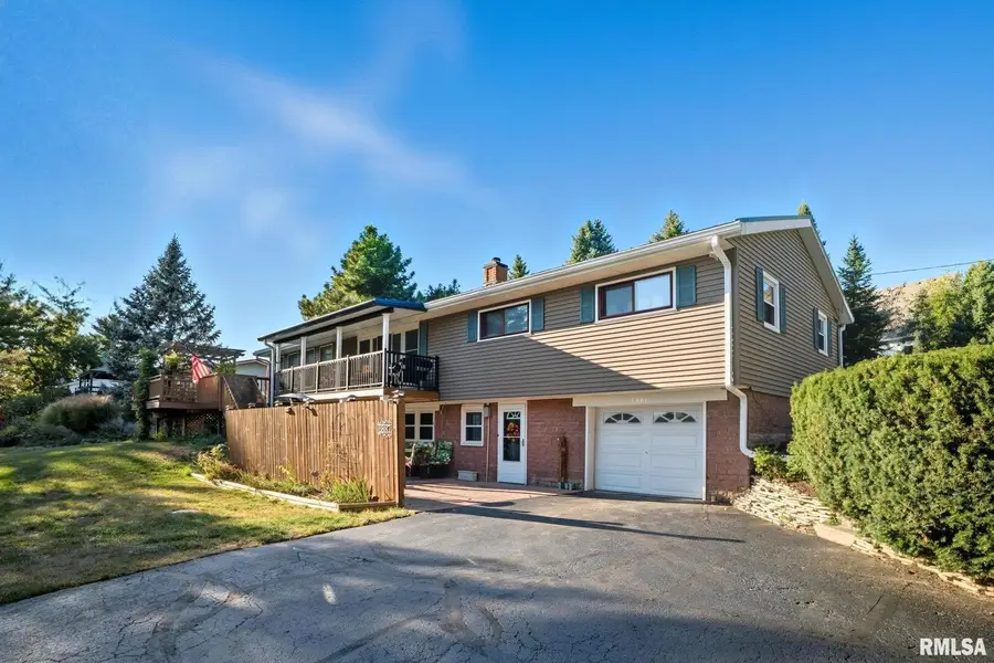 6887 Colonial Avenue, Bettendorf, IA 52722 - #2