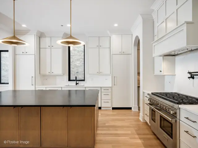 2214 W Oakdale Avenue, Chicago, IL 60618 - #3