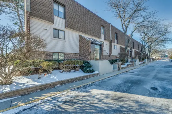 421 Elm Street #6K, Deerfield, IL 60015