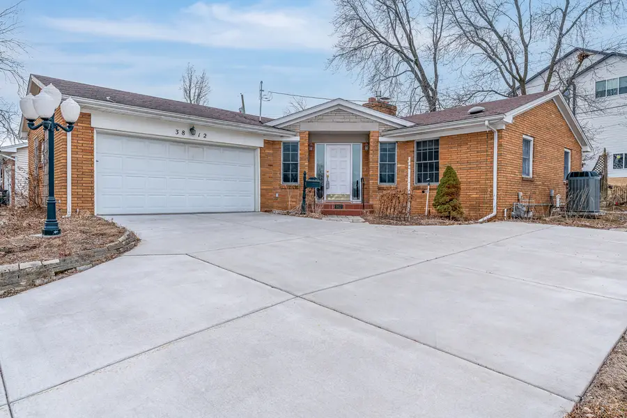 3812 N Thornwood Avenue, Davenport, IA 52806 - #2