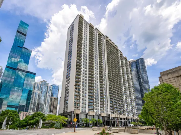 400 E Randolph Street #3715, Chicago, IL 60601
