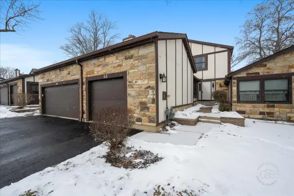 63 White Oak Circle #63, St. Charles, IL 60174