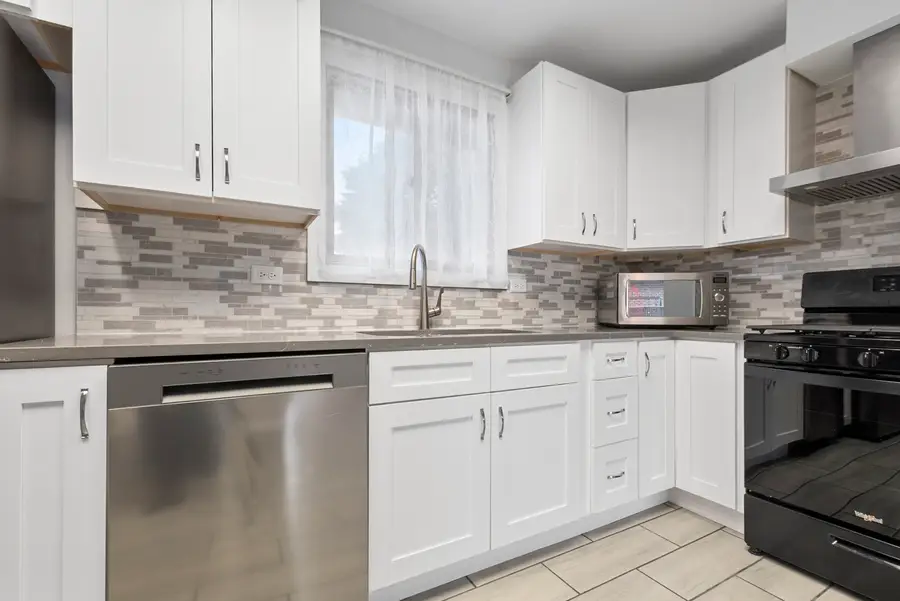 9237 S 77th Avenue, Hickory Hills, IL 60457 - #3