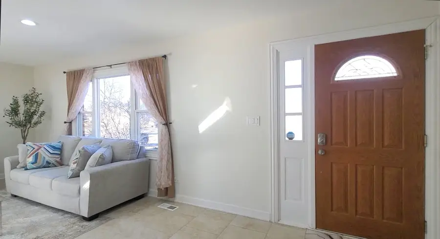 1035 W Elmwood Lane, Bartlett, IL 60103 - #2