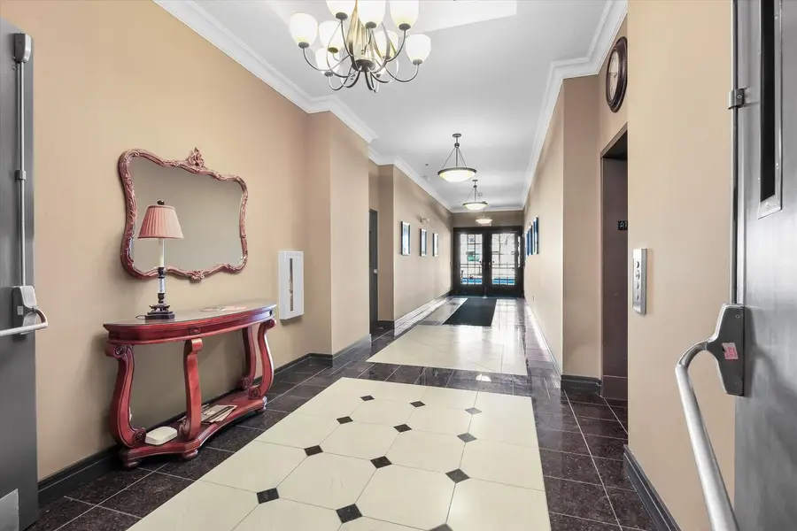 212 N Center Street #202, Bloomington, IL 61701 - #3