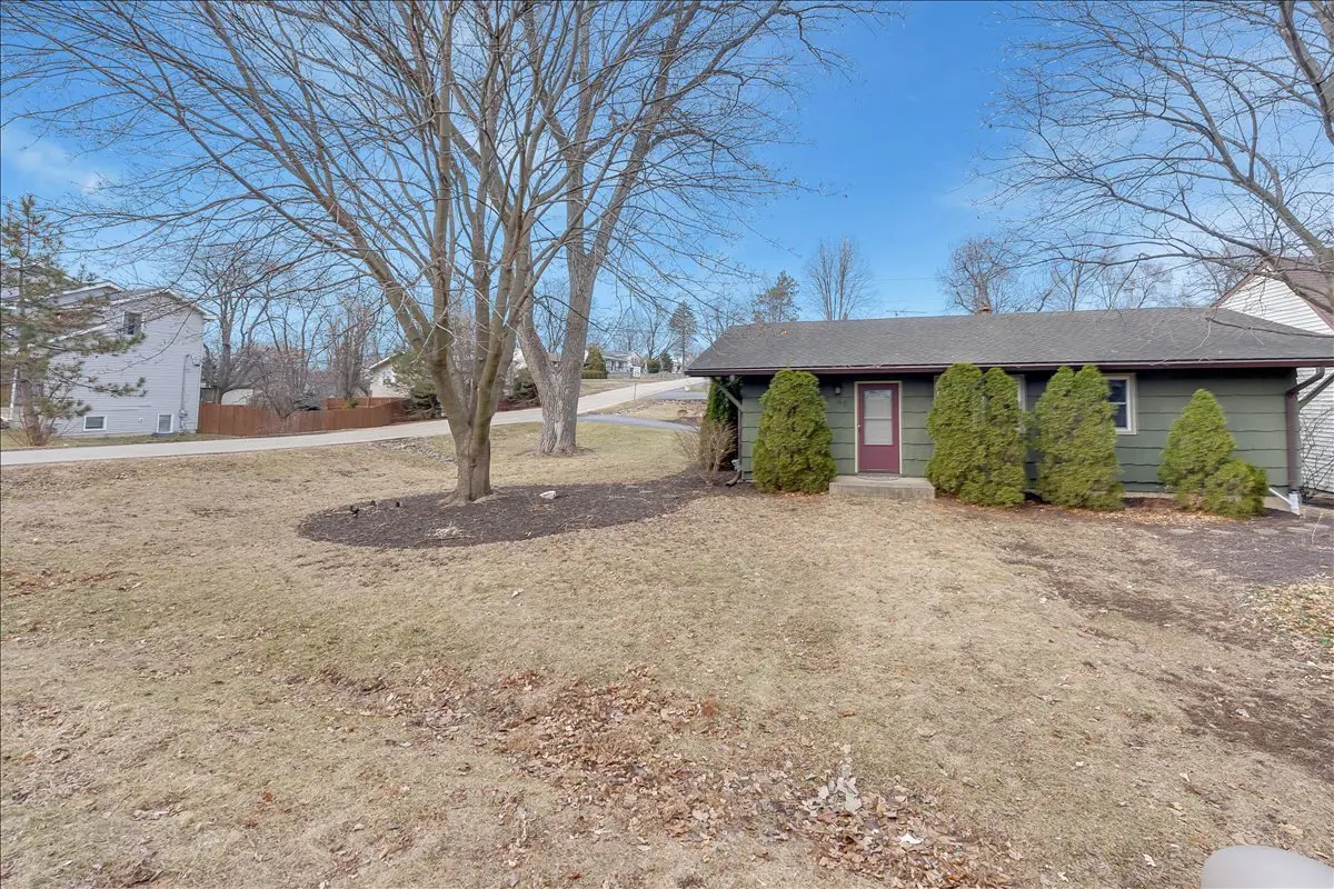 411 E Oak Street, Lake In The Hills, IL 60156 - #1