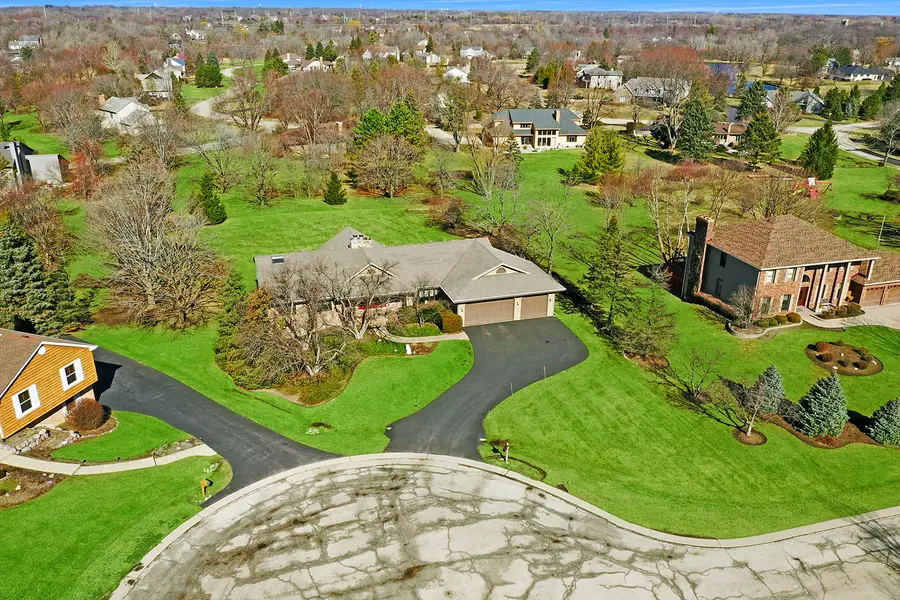 21 N Highview Circle, Hawthorn Woods, IL 60047 - #3