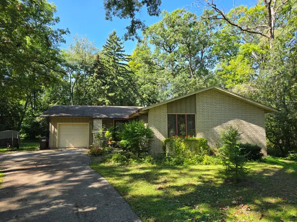 905 Hickory Road, Woodstock, IL 60098