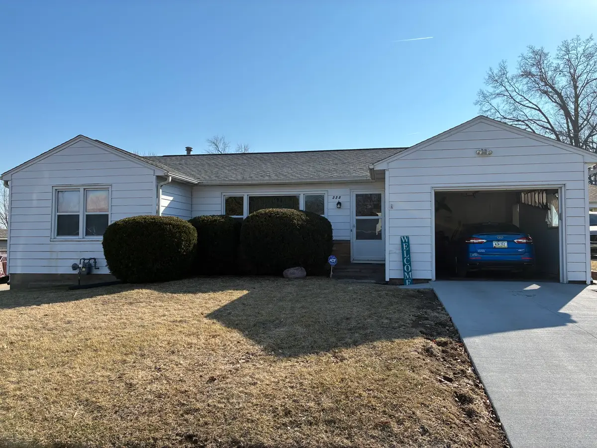 339 29th Avenue N, Clinton, IA 52732 - #1