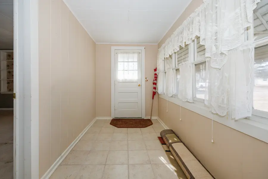 220 N Locust Street, Wapella, IL 61777 - #2