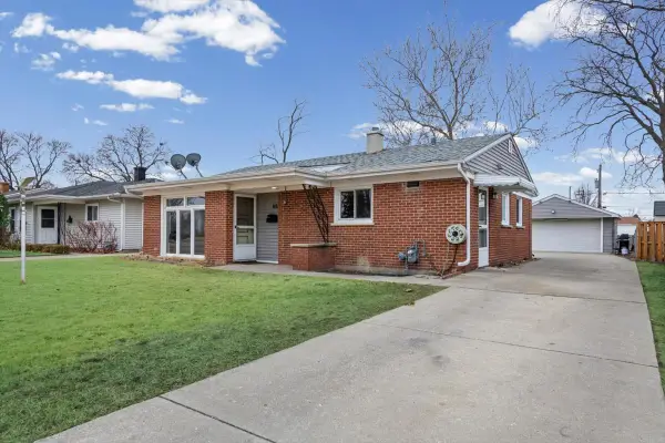 88 W Wayne Place, Wheeling, IL 60090