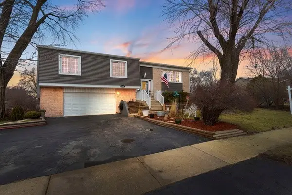 2208 Hiawatha Parkway, Woodridge, IL 60517
