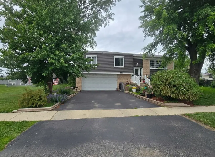 2208 Hiawatha Parkway, Woodridge, IL 60517 - #2