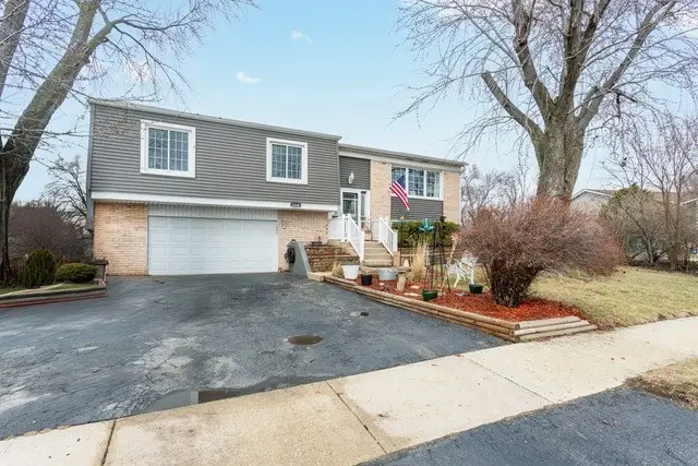 2208 Hiawatha Parkway, Woodridge, IL 60517 - #3