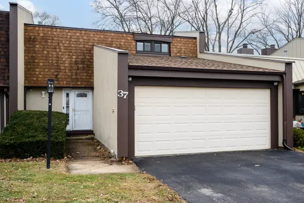 37 Briarwood Lane, Indian Head Park, IL 60525