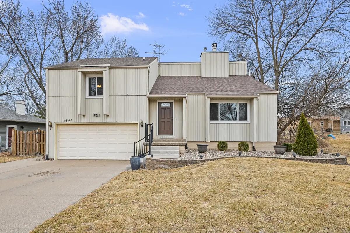 4590 Apple Valley Drive, Bettendorf, IA 52722 - #1