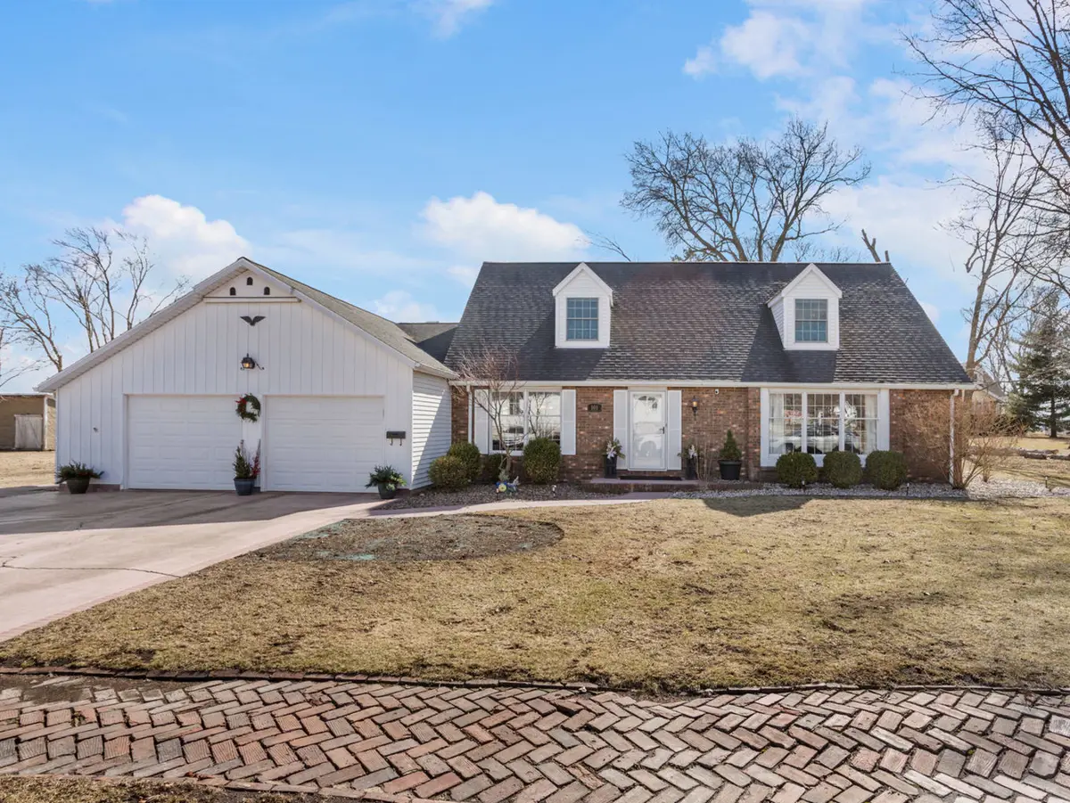 101 E Mansfield Street, Bement, IL 61813 - #1