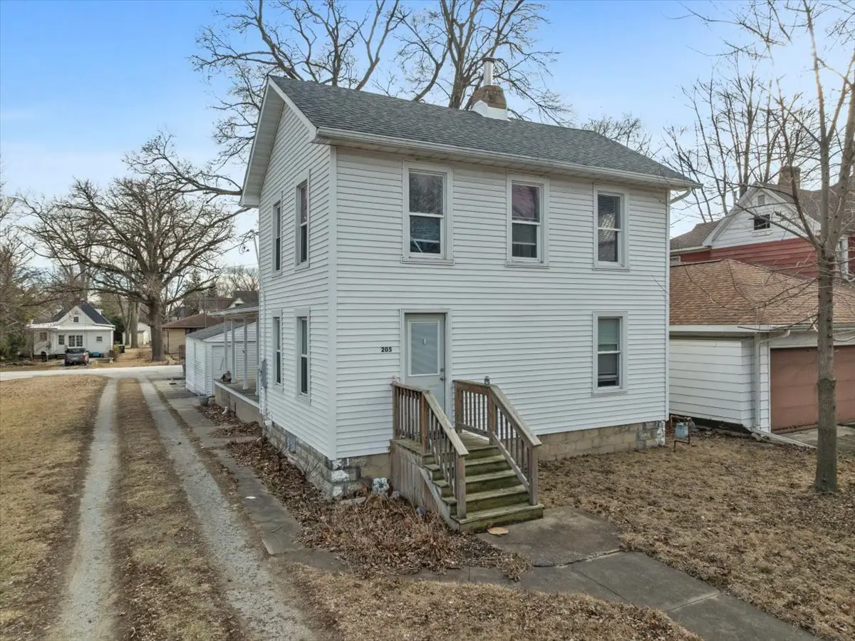 205 E Oak Street, Fairbury, IL 61739 - #1