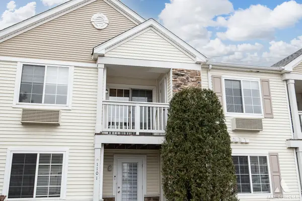 1117 Silverstone Drive #1117, Carpentersville, IL 60110