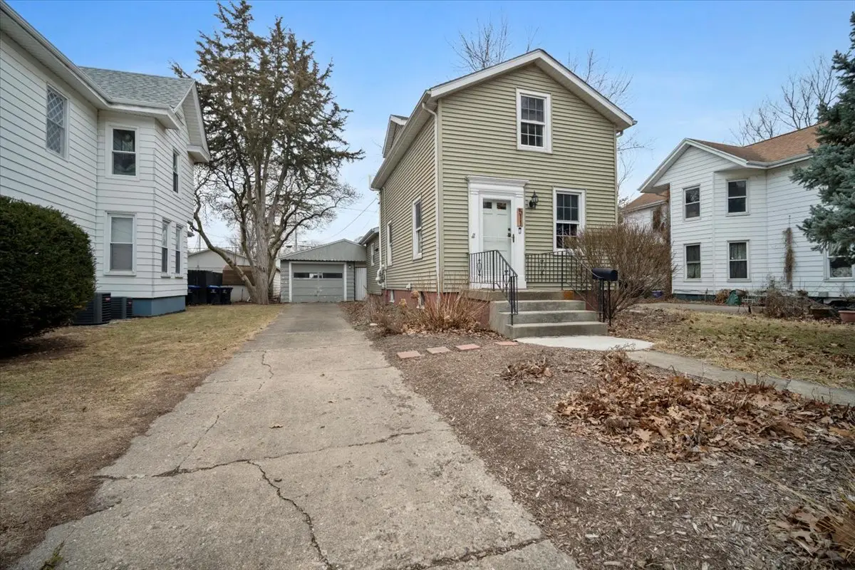 511 E Chestnut Street, Bloomington, IL 61701 - #1