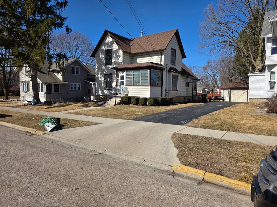 427 W Hurlbut Avenue, Belvidere, IL 61008 - #2
